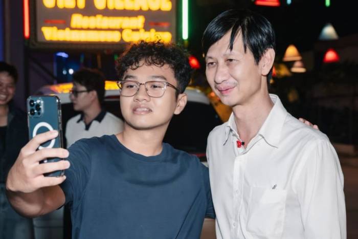 Đạo diễn Nguyễn Phan Quang Bình chụp ảnh cùng khán giả trong cine-tour. Ảnh: Đoàn phim cung cấp