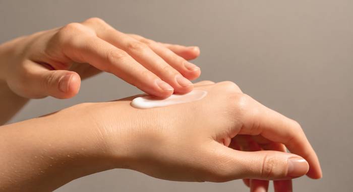 Thường xuyên dưỡng ẩm sẽ giúp da duy trì được độ đàn hồi, săn chắc. Ảnh được tạo bởi AI