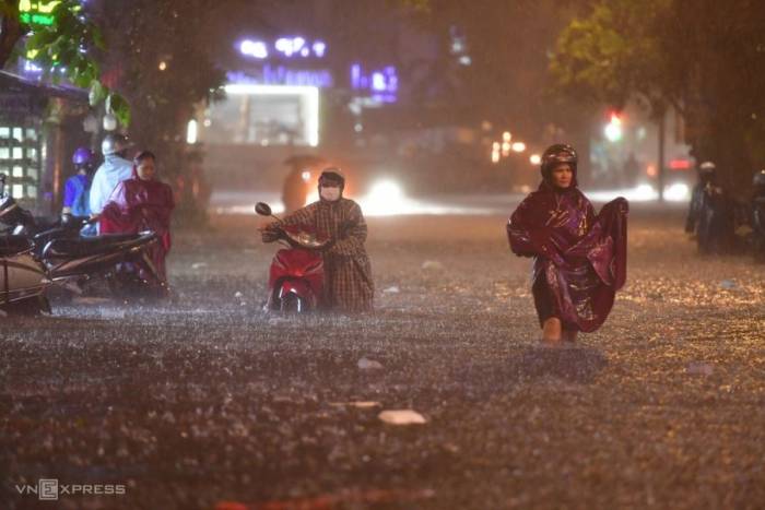 Đường Quốc Hương (TP Thủ Đức cũ) ngập sâu trong cơn mưa lớn chiều 10/9. Ảnh: Thanh Tùng