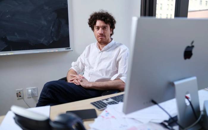 Tristan Buckmaster trong văn phòng làm việc ở Đại học New York. Ảnh: The Washington Post