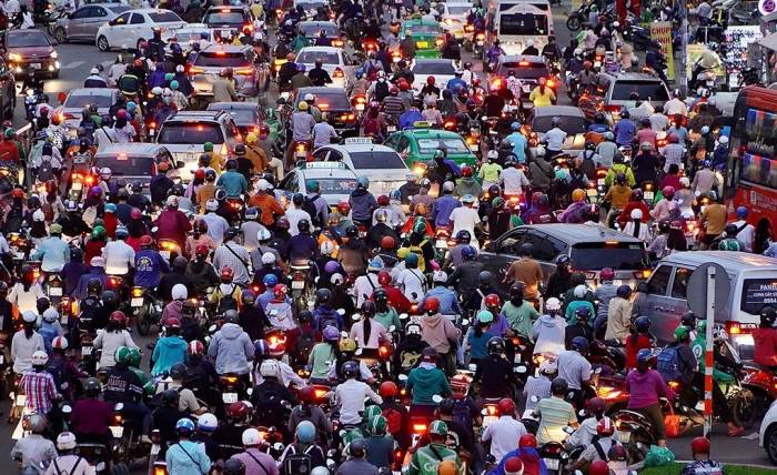 Ùn ứ xe ở vòng xoay Hàng Xanh. Ảnh: Gia Minh