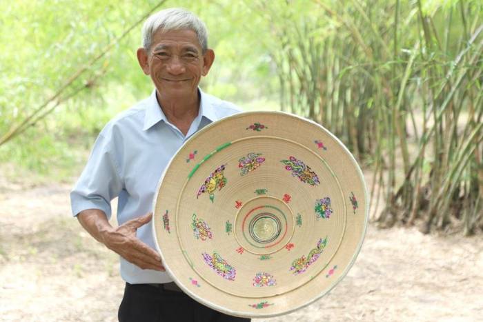 Ông Đỗ Văn Lan bên chiếc nón ngựa đã hoàn thiện. Ảnh: Trần Hóa