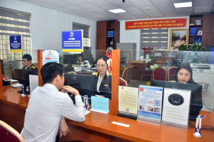 Người dân thực hiện thủ tục hành chính tại cơ quan thuế. Ảnh: Cục Thuế