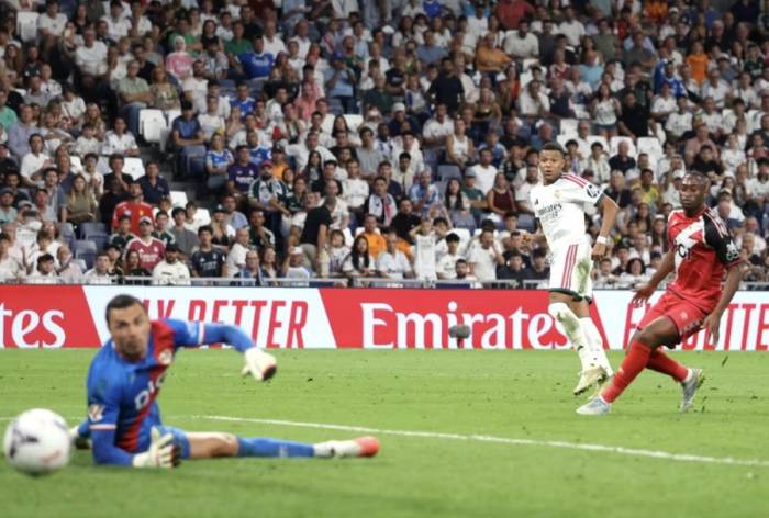 Kylian Mbappe sút chéo góc ấn định chiến thắng 4-1...