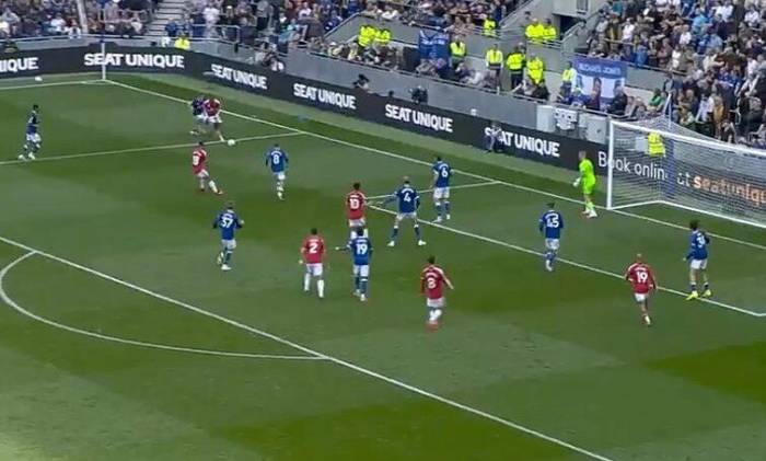 Rashford vượt qua Mykolenko. Ảnh: chụp màn hình