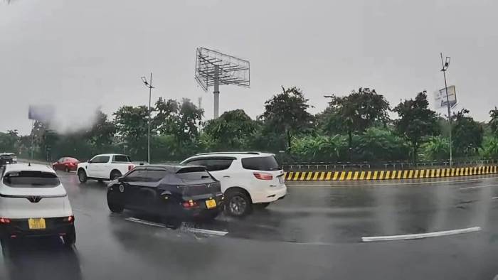 Nhập làn xe đen bị xe trắng đâm- ai sai?