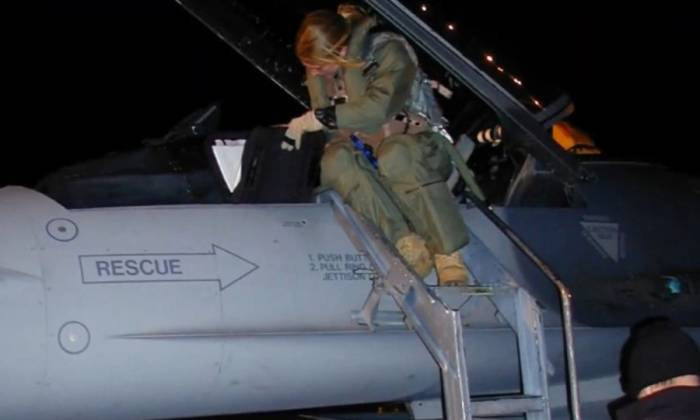 Heather Penney chuẩn bị cho một nhiệm vụ trên tiêm kích F-16. Ảnh: WTAJ