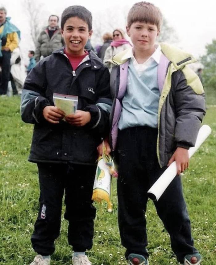 Mikel Arteta (trái) và Xabi Alonso, khi đó 10 tuổi, trong thời gian thi đấu cho Antiguoko, một CLB ở San Sebastian.