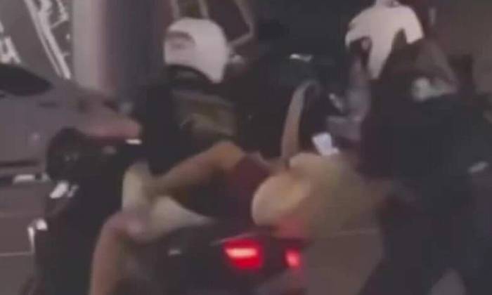 Nam sinh 16 tuổi bỏ lại bạn gái khi bị cảnh sát dừng xe