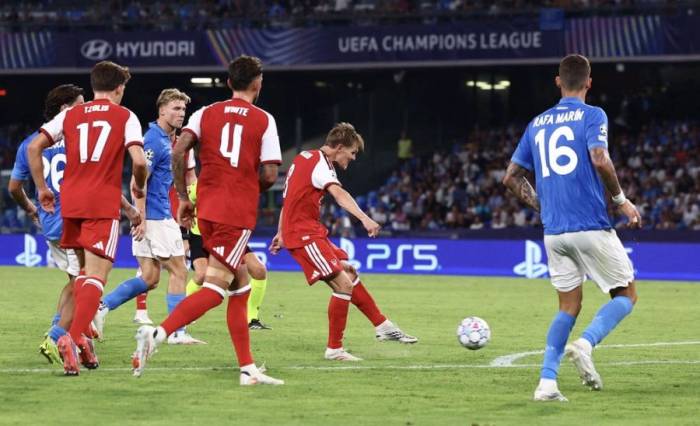 Martin Odegaard dứt điểm chéo góc...
