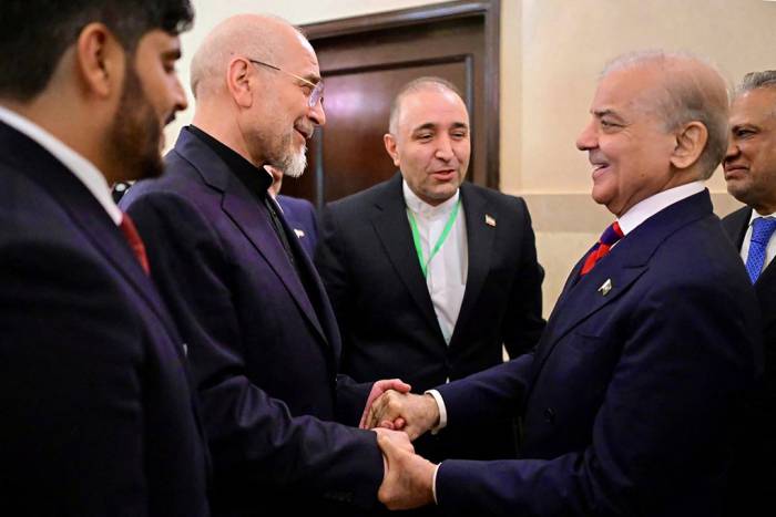 Thủ tướng Pakistan Shehbaz Sharif (phải) nắm tay Chủ tịch Quốc hội Iran Mohammad Bagher Ghalibaf (trái) trước thềm đàm phán hôm 11/4 ở Islamabad. Ảnh: AFP