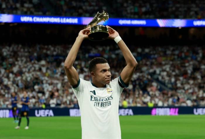 Kylian Mbappe khoe danh hiệu Chiếc Giày Vàng Champions League mùa 2025-2026 trước trận Real Madrid thắng Inter Milan 2-1 ở vòng phân hạng Champions League trên sân Bernabeu, Madrid, Tây Ban Nha ngày 8/9/2026. Ảnh: Reuters