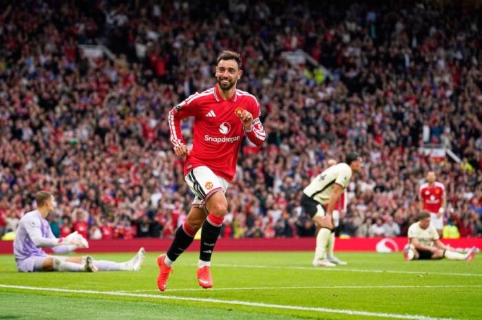 Bruno Fernandes ăn mừng sau khi ghi bàn thứ tư cho Man Utd trong trận gặp Ipswich Town tại Ngoại hạng Anh ở Manchester, Anh, ngày 30/8/2026. Ảnh: AP