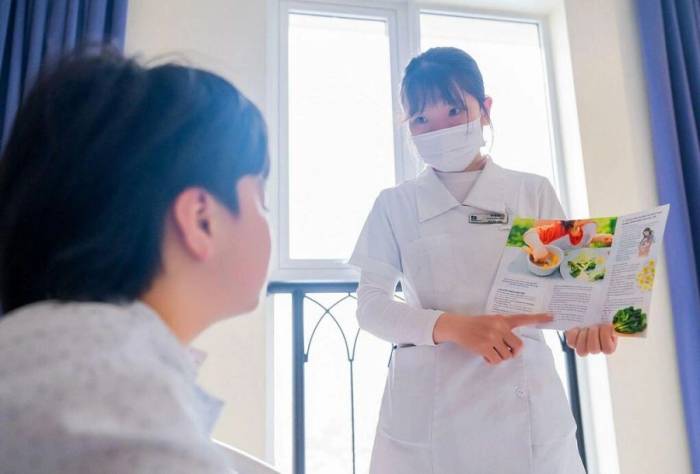 Chuyên viên Dinh dưỡng đang tư vấn chế độ ăn, uống đủ chất cho trẻ. Ảnh minh họa: Bệnh viện Đa khoa Tâm Anh