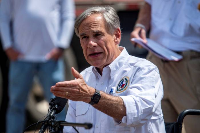 Thống đốc Greg Abbott trả lời họp báo ở miền tây bang Texas ngày 8/7/2025. Ảnh: Reuters