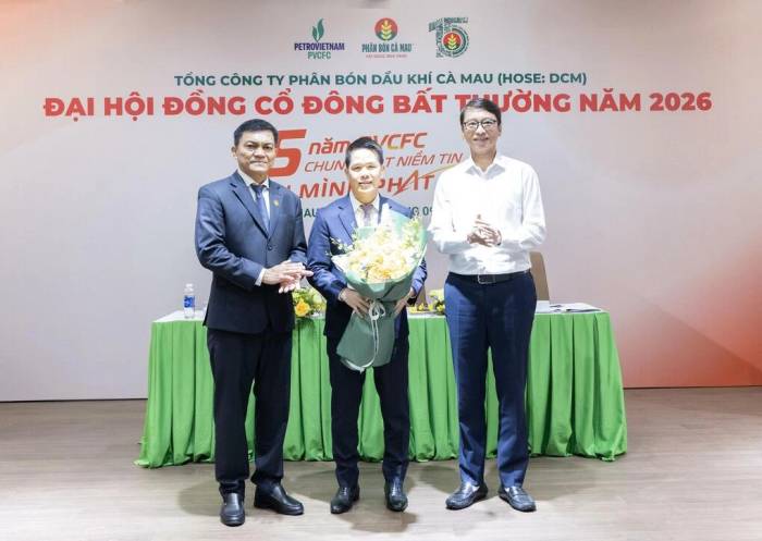 Đại diện ban lãnh đạo trao quyết định bổ nhiệm Thành viên HĐQT PVCFC cho ông Phạm Văn Phong. Ảnh: PVCFC