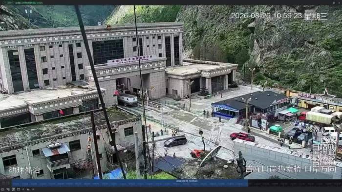 Người cảnh sát quên mình hướng dẫn dân chạy nạn ở cửa khẩu Nepal - Trung Quốc