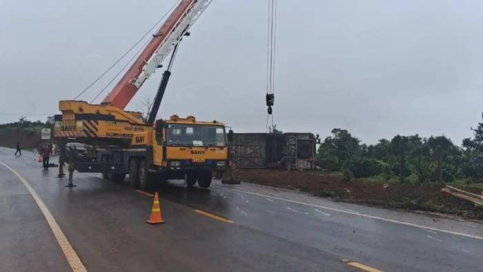 Ôtô giường nằm chở 33 khách bị lật