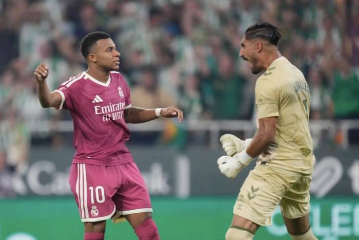 Alvaro Valles (phải) ăn mừng sau khi cản cú đá phạt đền của Kylian Mbappe. Ảnh: AP