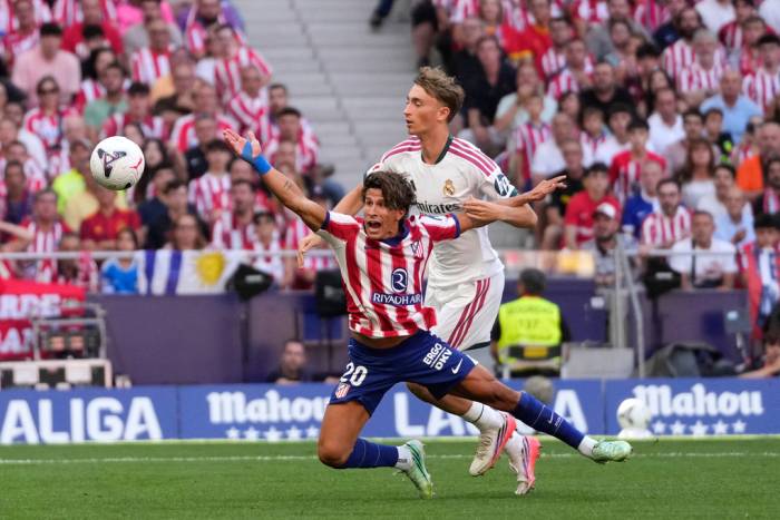 Dean Huijsen (phải) phạm lỗi với Giuliano Simeone, dẫn đến phạt đền và thẻ đỏ, trong trận Atletico Madrid gặp Real Madrid tại La Liga ở Metropolitano, Madrid, Tây Ban Nha, ngày 20/9/2026. Ảnh: AP
