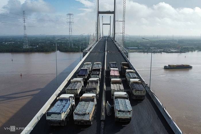 [Đoàn ôtô thử tải trên cầu Phước Khánh, ngày 25/9. Ảnh: Hạ Giang