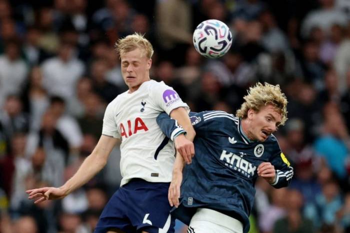 Jan Paul van Hecke (trái) tranh chấp bóng bổng với Nick Woltemade trong trận Tottenham thua Newcastle 0-2 ở vòng hai Ngoại hạng Anh trên sân Tottenham Hotspur, London, Anh, ngày 29/8/2026. Ảnh: Reuters