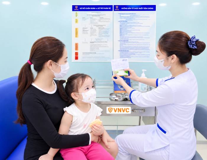 Bé gái được mẹ đưa đến VNVC Buôn Ma Thuột tiêm vaccine tay chân miệng phòng bệnh sáng ngày 28/9. Ảnh: Thu Trang