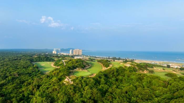 Sân golf quốc tế cùng casino duy nhất  tại TP HCM thí điểm cho người Việt góp phần thu hút dòng khách tại The Grand Ho Tram. Ảnh: Maia Resort