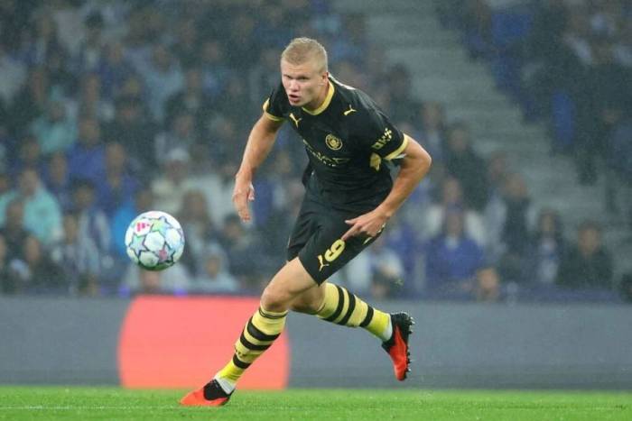 Haaland đi bóng trong trận Man City thắng FC Porto trong trận mở màn vòng phân hạng Champions League tối 8/9/2026, tại Porto, Bồ Đào Nha. Ảnh: AP