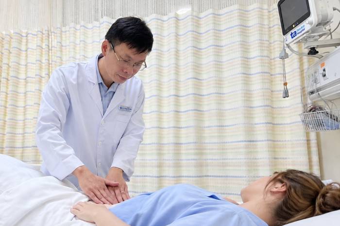 Bác sĩ Minh khám cho người bệnh. Ảnh: Bệnh viện Đa khoa Tâm Anh