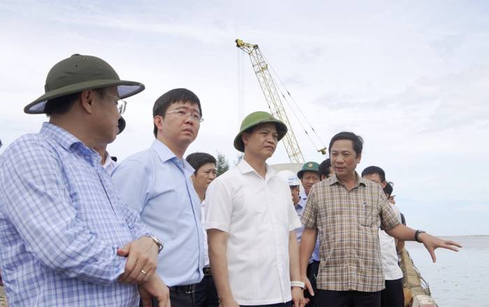 Bí thư Vương Quốc Tuấn đứng thứ 2 và Chủ tịch Bùi Hoàng Phương thứ 3 từ phải sang, kiểm tra Dự án Khu bến cảng quốc tế Mỹ Thủy. Ảnh: Tiến Nhất