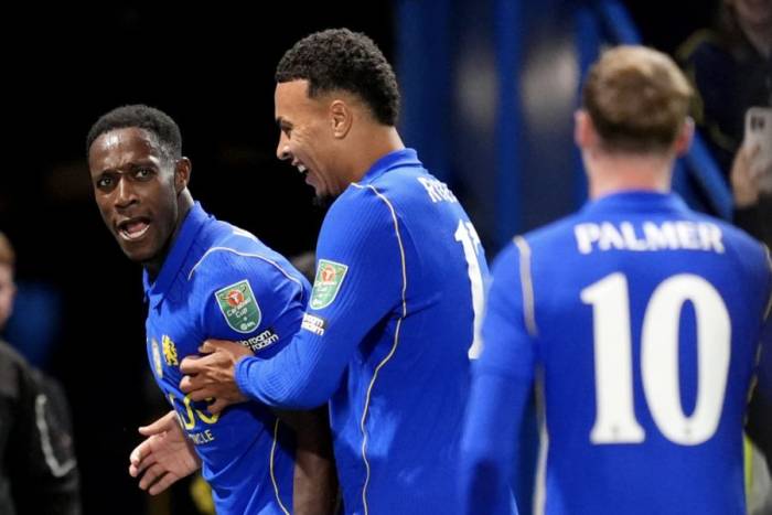 Danny Welbeck (trái) chia vui cùng các đồng đội sau khi ghi bàn nâng tỷ số lên 4-2. Ảnh: AP