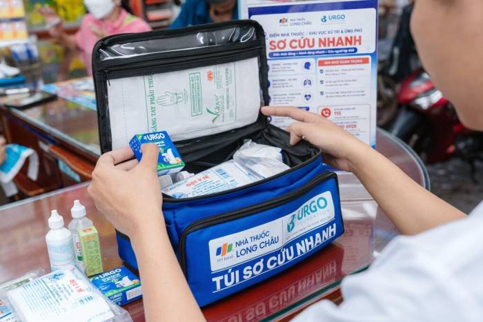 Các Kit sơ cấp cứu được trang bị tại nhà thuốc với những vật dụng thiết yếu, giúp ứng phó nhanh trong các tình huống khẩn cấp. Ảnh: Long Châu