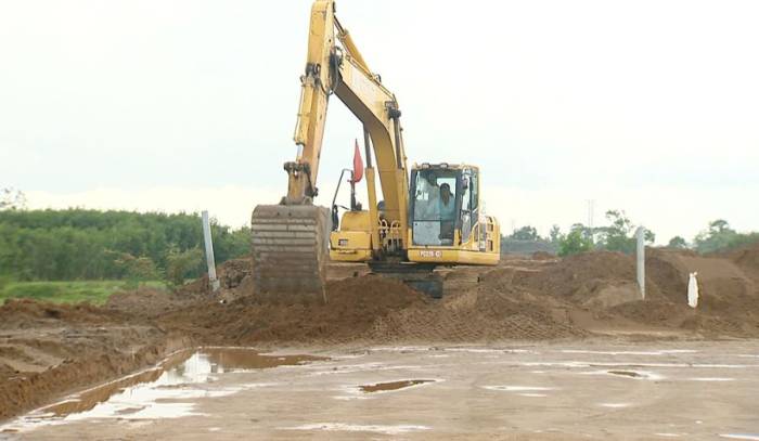 Thi công tại dự án thành phần 4, cao tốc Châu Đốc - Cần Thơ - Sóc Trăng. Ảnh: An Bình