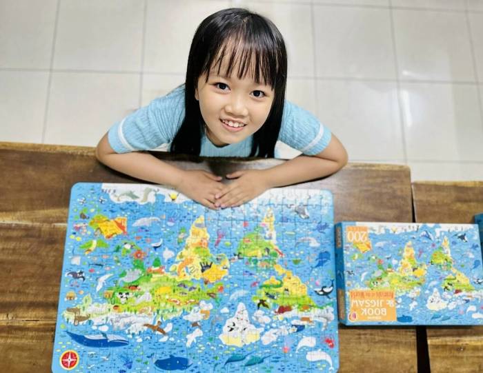Trẻ thực hành các trò chơi tư duy giúp phát triển não bộ. Ảnh: Kim Uyên