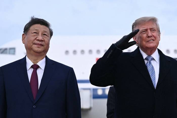 Chủ tịch Trung Quốc Tập Cận Bình (trái) và Tổng thống Mỹ Donald Trump tại căn cứ liên hợp Andrews, bang Maryland ngày 23/9. Ảnh: AFP