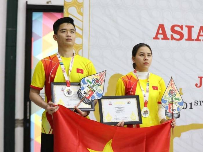 Phạm Quang Huy (trái) và Trịnh Thu Vinh (phải) giành HC bạc tại giải súng trường và súng ngắn châu Á 2023 tại Indonesia. Ảnh: ASC