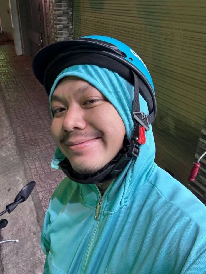 Nhà thiết kế Hà Nhật Tiến selfie kỷ niệm một tháng chạy xe. Ảnh: Nhân vật cung cấp