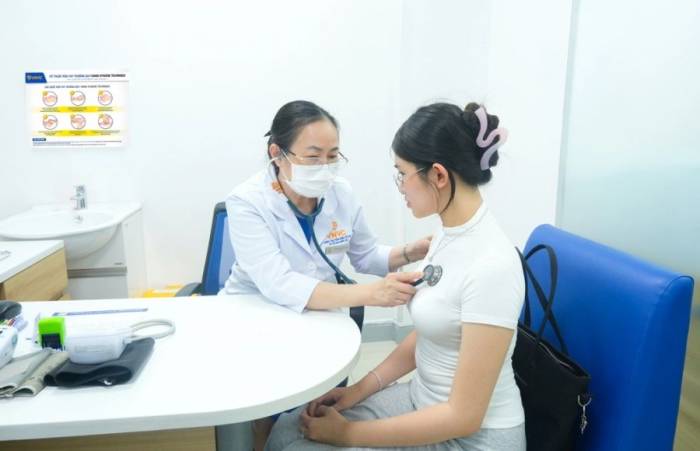 Người dân khám sàng lọc trước khi tiêm vaccine phòng bệnh tại Hệ thống Tiêm chủng VNVC. Ảnh: Bình An