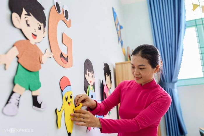 Giáo viên trường tiểu học Trần Đại Nghĩa, phường Bình Hưng Hòa, TP HCM, trang trí lớp học để đón học sinh, ngày 18/8. Ảnh: Quỳnh Trần