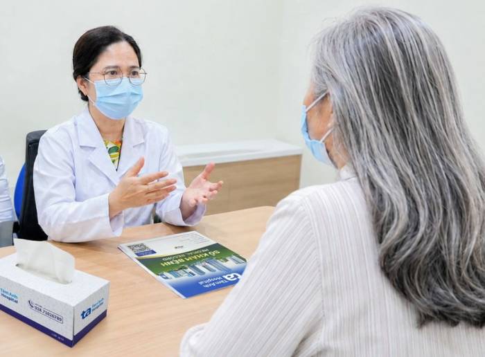 Bác sĩ khuê giải thích cho người bệnh về tình trạng sức khỏe nhằm kiểm soát bệnh, tránh các biến chứng. Ảnh: Bệnh viện Đa khoa Tâm Anh