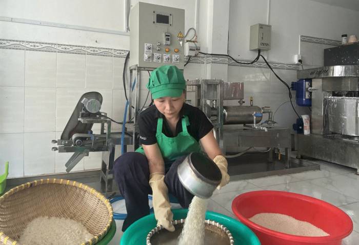 Chị Thanh Hiền, 48 tuổi, đãi gạo làm bún tại xưởng ở phường Tây Thạnh, TP HCM, tháng 9/2026. Ảnh: NVCC