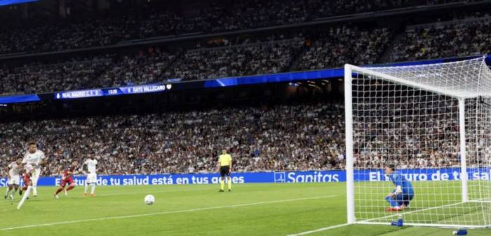 Kylian Mbappe đá phạt đền mở tỷ số trong trận Real Madrid thắng Rayo Vallecano 4-1 ở vòng năm La Liga trên sân Bernabeu, Madrid, Tây Ban Nha ngày 12/9/2026. Ảnh: AS