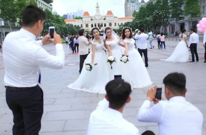 Giới trẻ chụp ảnh cưới tập thể. Ảnh: Việt Anh