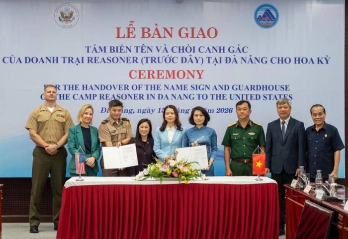 Đại diện thành phố Đà Nẵng và Mỹ tại lễ bàn giao hiện vật ngày 15/9. Ảnh: Đại sứ quán Mỹ tại Việt Nam
