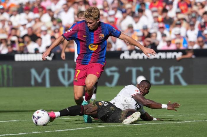 Fermin Lopez đi bóng qua Aliou Dieng trong trận Valencia - Barca tại La Liga, trên sân Mestalla, Valencia, Tây Ban Nha, ngày 6/9/2026. Ảnh: AP