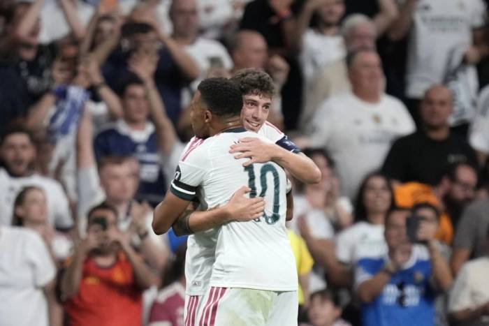 Federico Valverde ăn mừng cùng Kylian Mbappe (số 10) sau khi ghi bàn thắng thứ hai cho Real trong trận đấu Champions League gặp Inter Milan tại sân Bernabeu, Madrid, Tây Ban Nha, ngày 8/9/2026. Ảnh: AP