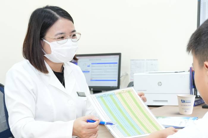 Bác sĩ Hằng tư vấn dinh dưỡng cho trẻ. Ảnh: Bệnh viện Đa khoa Tâm Anh