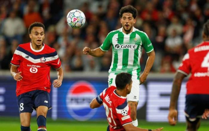 Ethan Mbappe (trái) thi đấu trong trận Lille thua Betis 2-3 ở vòng phân hạng Champions League tối 8/9, tại thành phố Lille, Pháp. Ảnh: AP