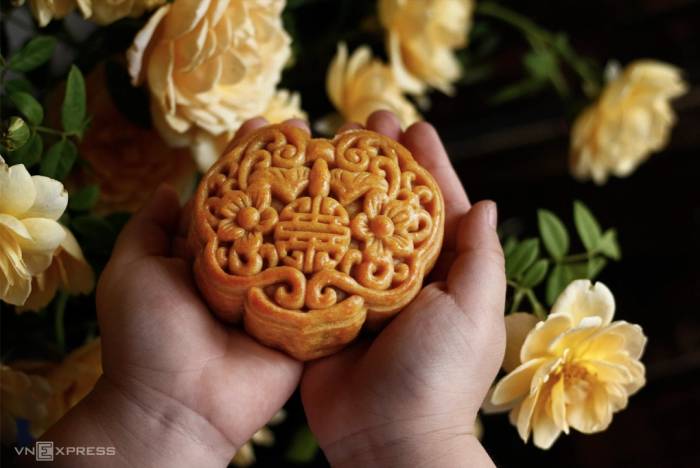 Bánh trung thu nướng, dẻo là món ăn truyền thống trong dịp rằm tháng Tám. Ảnh: Bùi Thủy